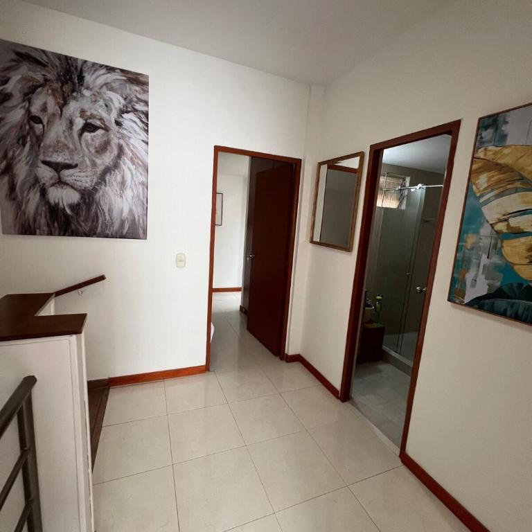 Amplia y cómoda 4 hab 6 camas doble parqueo - Five-Bedroom House - 23