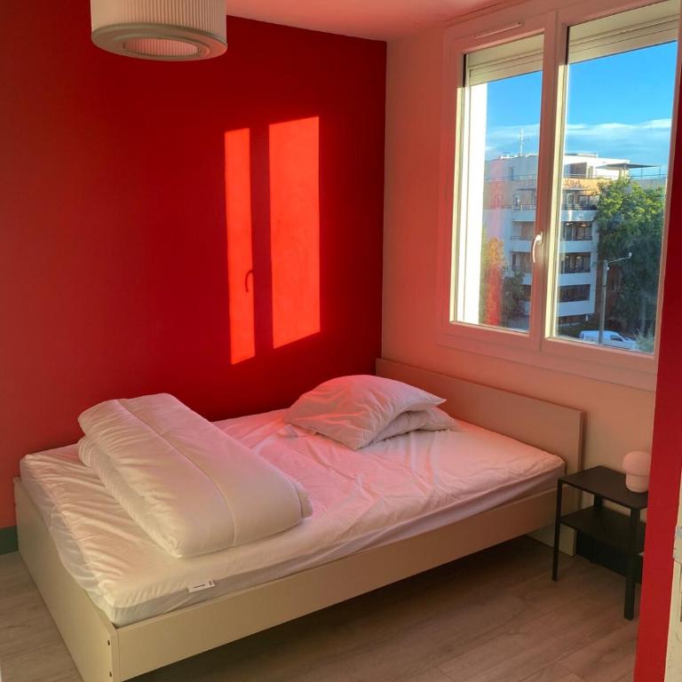 3 bedrooms apt near train & city center - Three-Bedroom Apartment - 5