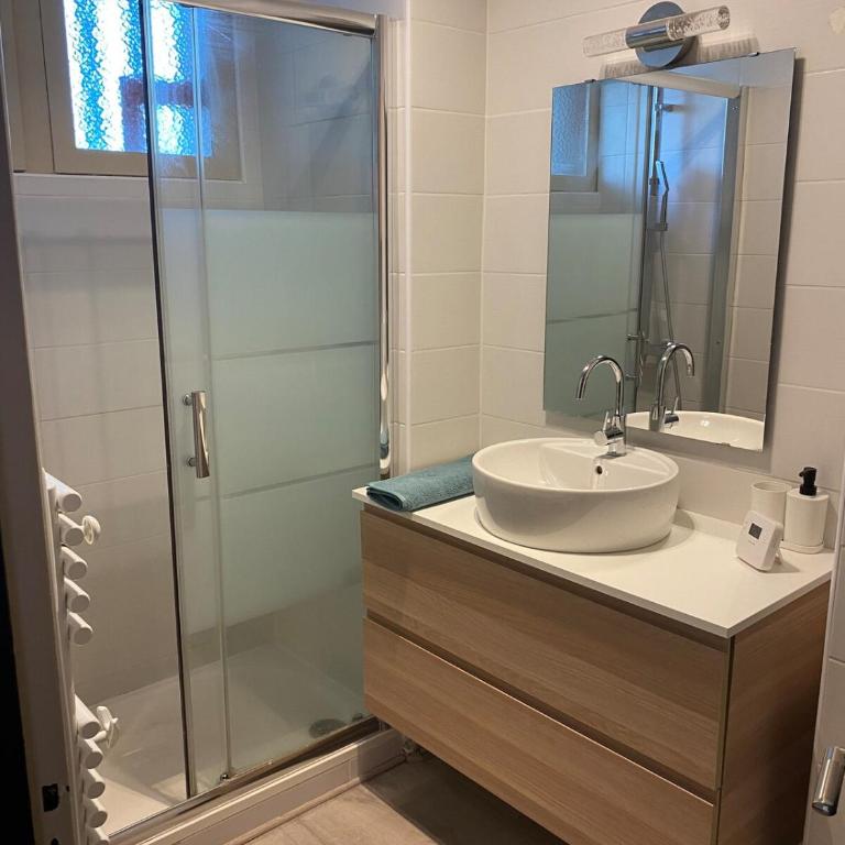 3 bedrooms apt near train & city center - Three-Bedroom Apartment - 8