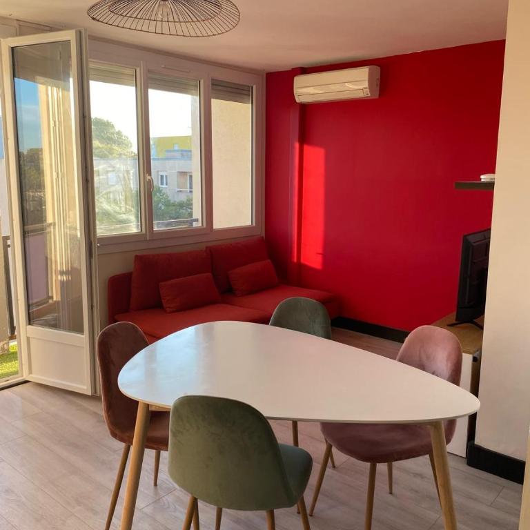 3 bedrooms apt near train & city center - Three-Bedroom Apartment - 2
