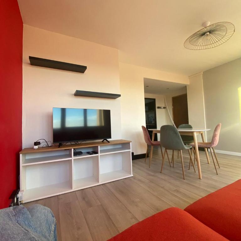 3 bedrooms apt near train & city center - Three-Bedroom Apartment - 1