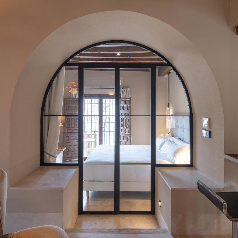 Calm Suites Babole - Deluxe One-Bedroom Apartment with City View - 10
