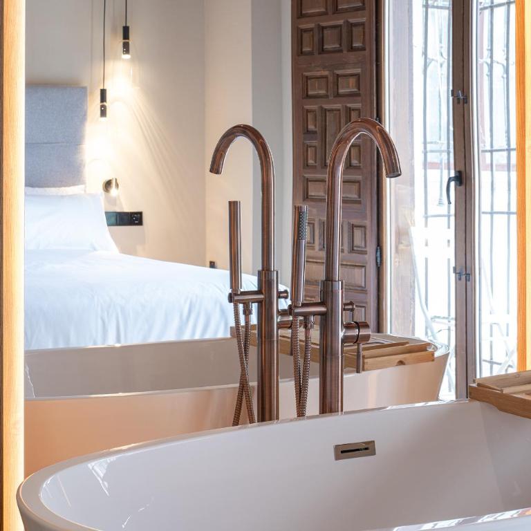 Calm Suites Babole - Deluxe One-Bedroom Apartment with City View - 31