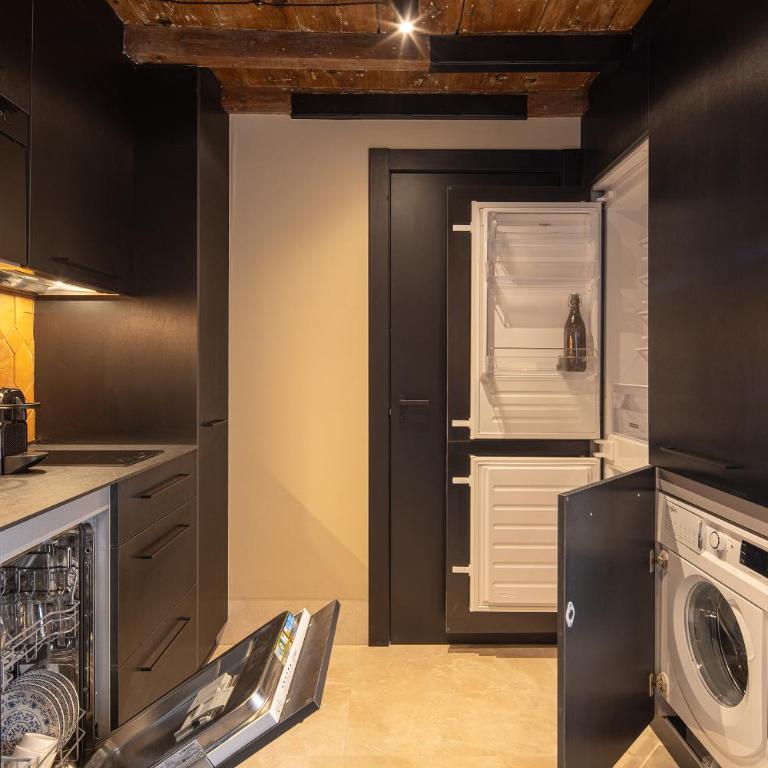 Calm Suites Babole - Deluxe One-Bedroom Apartment with City View - 8
