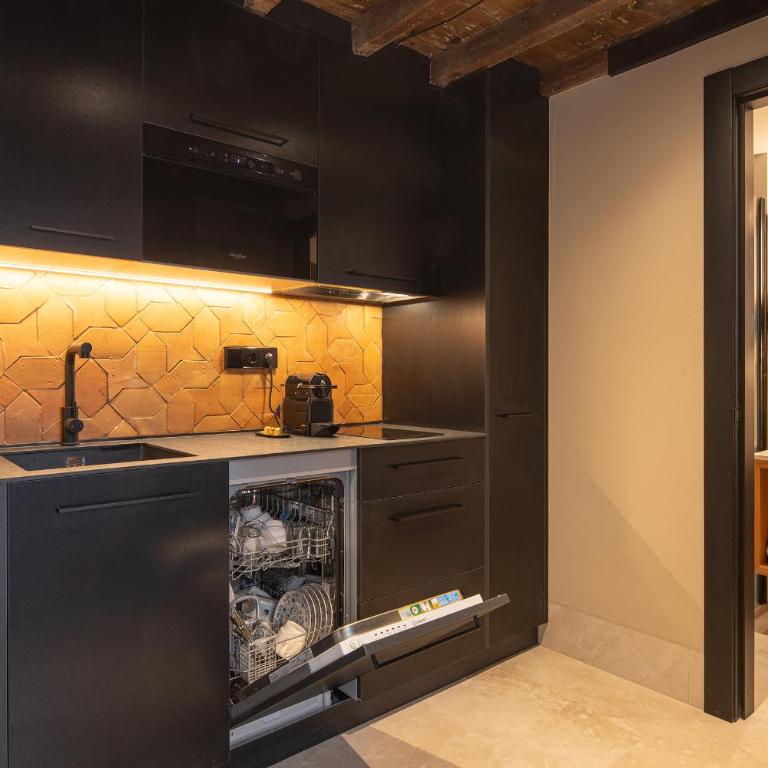 Calm Suites Babole - Deluxe One-Bedroom Apartment with City View - 16