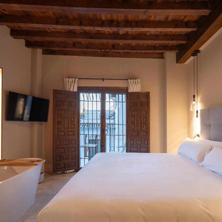 Calm Suites Babole - Deluxe One-Bedroom Apartment with City View - 25