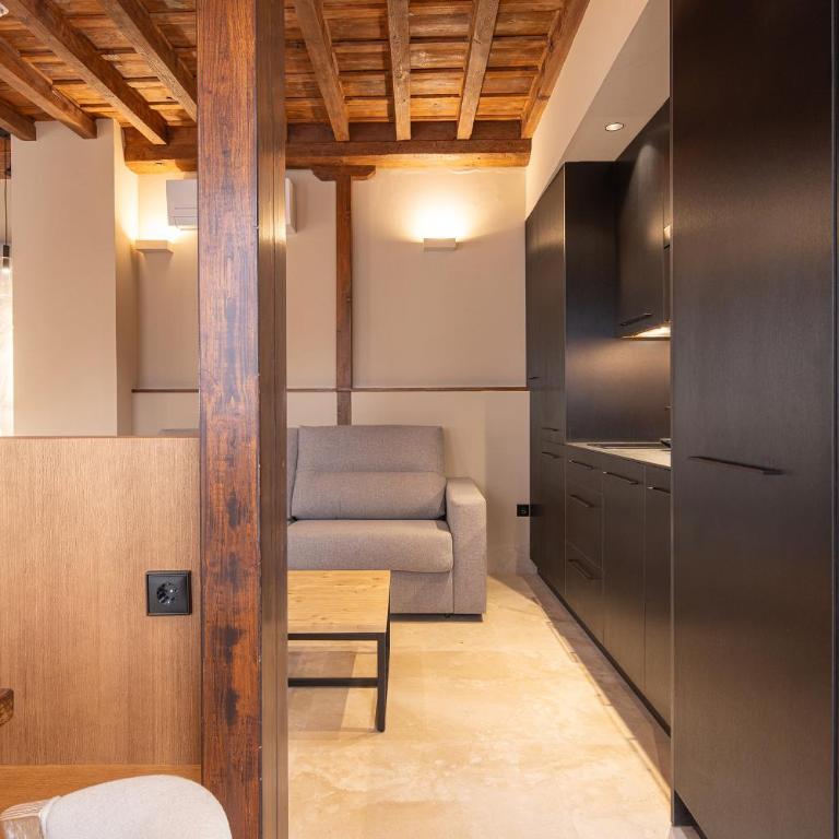 Calm Suites Babole - Deluxe King Studio - 9