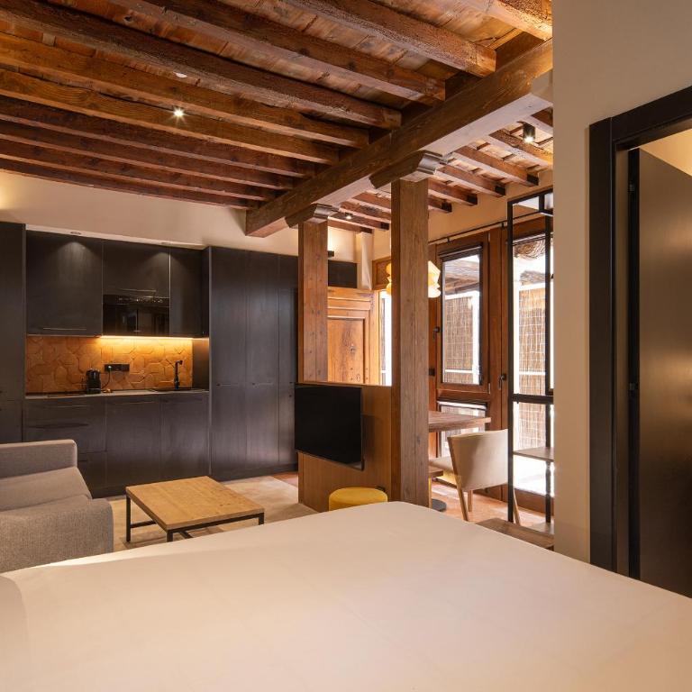 Calm Suites Babole - Deluxe King Studio - 3