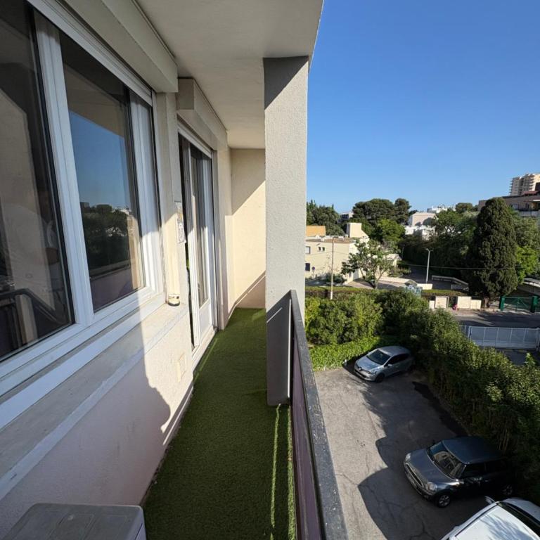 3 bedrooms apt near train & city center - Three-Bedroom Apartment - 4