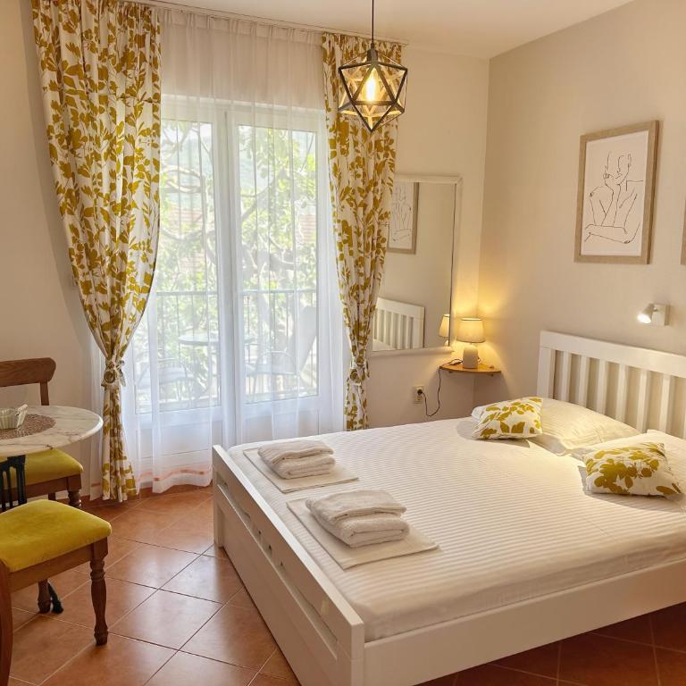 LAV Apartments - Studio with Garden View - 3