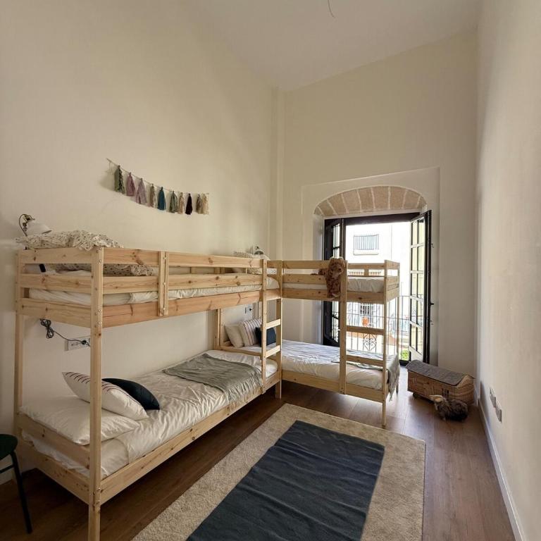 ESPECTACULAR PISO EN PALACIO Preferiblemente familias y mayores de treinta años - Apartamento de 3 dormitorios - 34