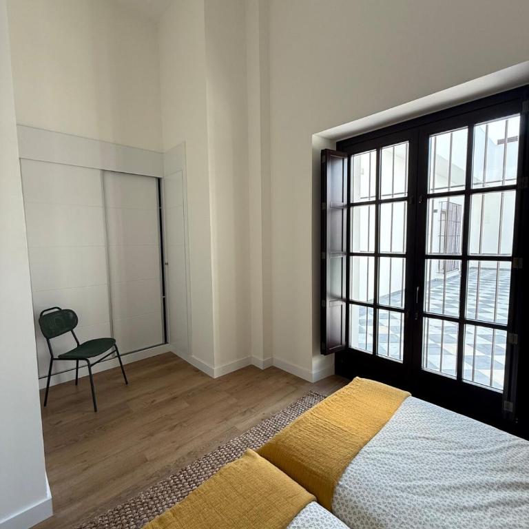 ESPECTACULAR PISO EN PALACIO Preferiblemente familias y mayores de treinta años - Apartamento de 3 dormitorios - 37
