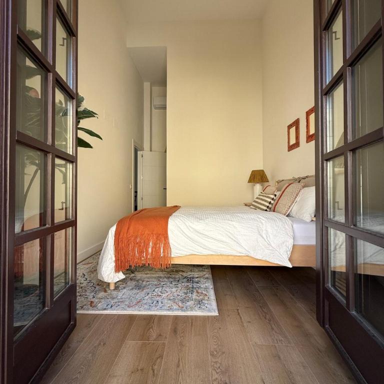 ESPECTACULAR PISO EN PALACIO Preferiblemente familias y mayores de treinta años - Apartamento de 3 dormitorios - 38