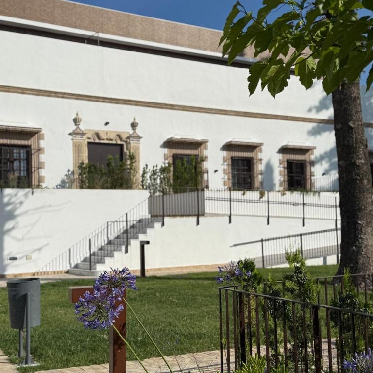 ESPECTACULAR PISO EN PALACIO Preferiblemente familias y mayores de treinta años - Apartamento de 3 dormitorios - 50