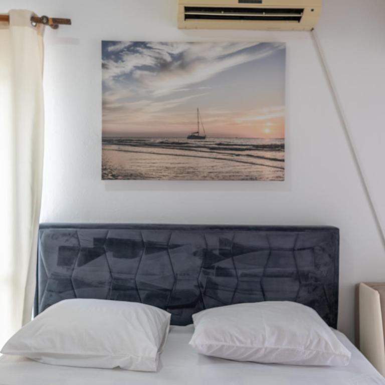 Beach Center - Triple Room with City View - 8