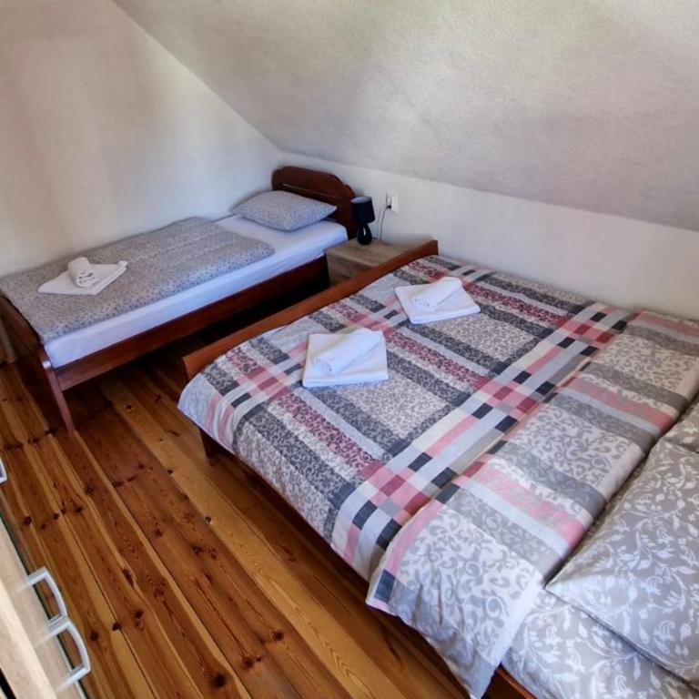Sobe Baranin Zabljak - Dreibettzimmer mit Gartenblick - 4