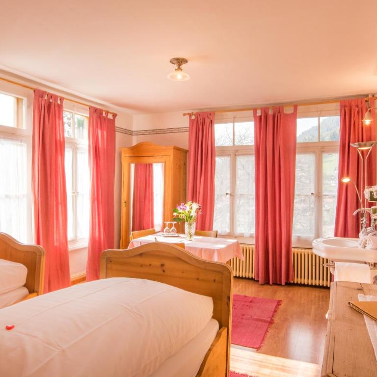 Historic Hotel Falken - Familienzimmer mit Balkon und Gartenblick - 4