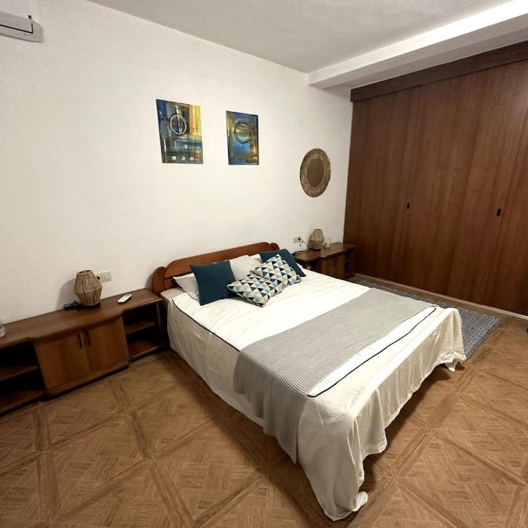 Spacious 2 Bedroom 2 Bath Flat with Large Terrace - Apartman - 16