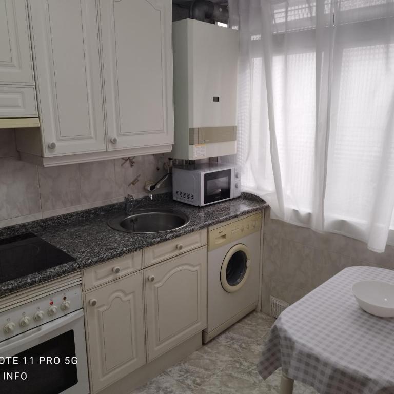 Luminous Living La Elipa - Three-Bedroom Apartment - 2