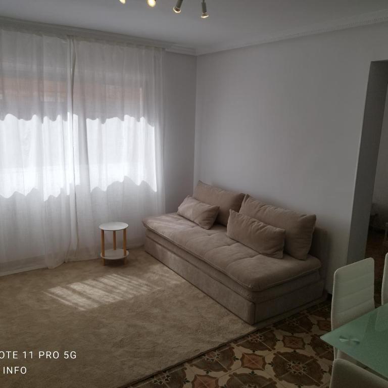 Luminous Living La Elipa - Three-Bedroom Apartment - 1