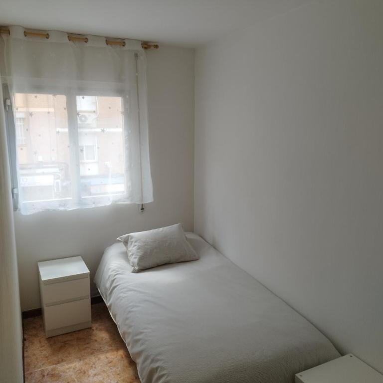 Luminous Living La Elipa - Three-Bedroom Apartment - 10
