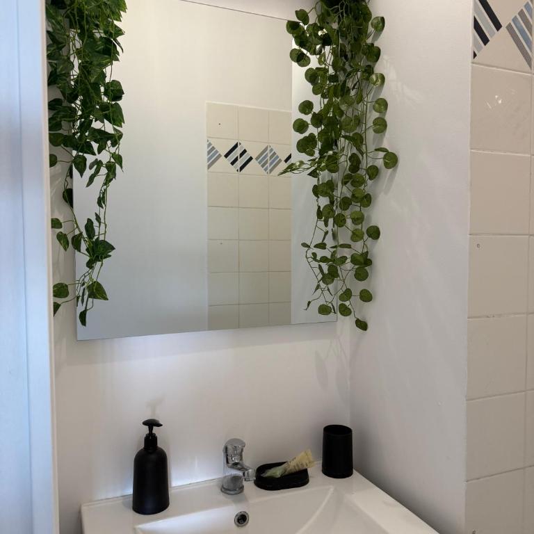 Studio Fréjus Plage l Clim l WiFi l Parking privé - Apartment mit 1 Schlafzimmer - 8