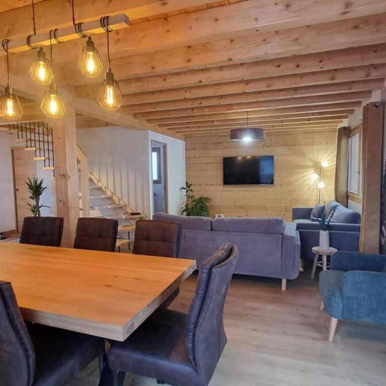 Chalet recent , 5 min télésiège de la Roche, virage 12 - Three-Bedroom Chalet - 17