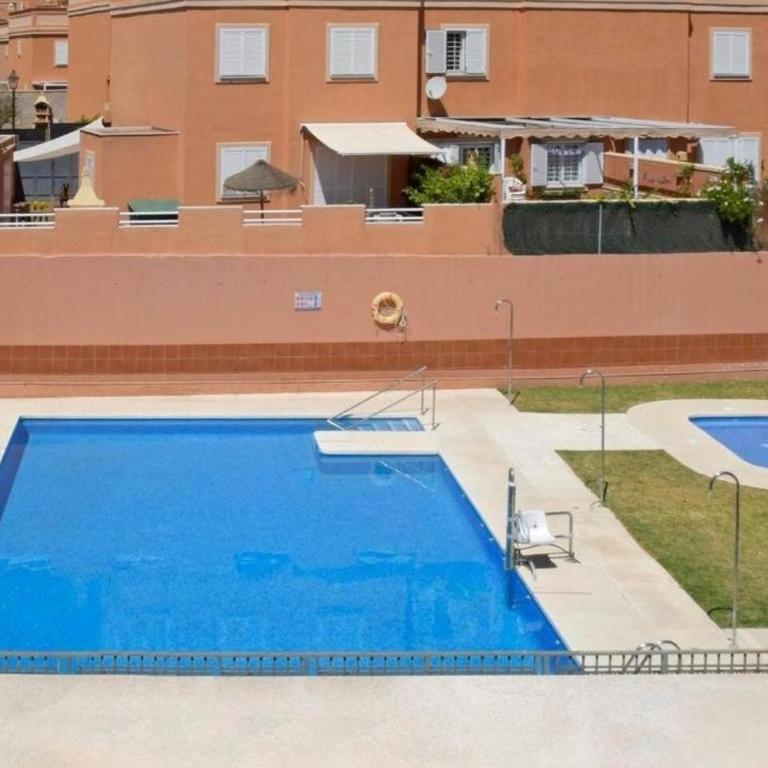 Casa familiar con patio privado y piscina comunitaria cerca de la playa - Casa de 3 dormitorios - 6