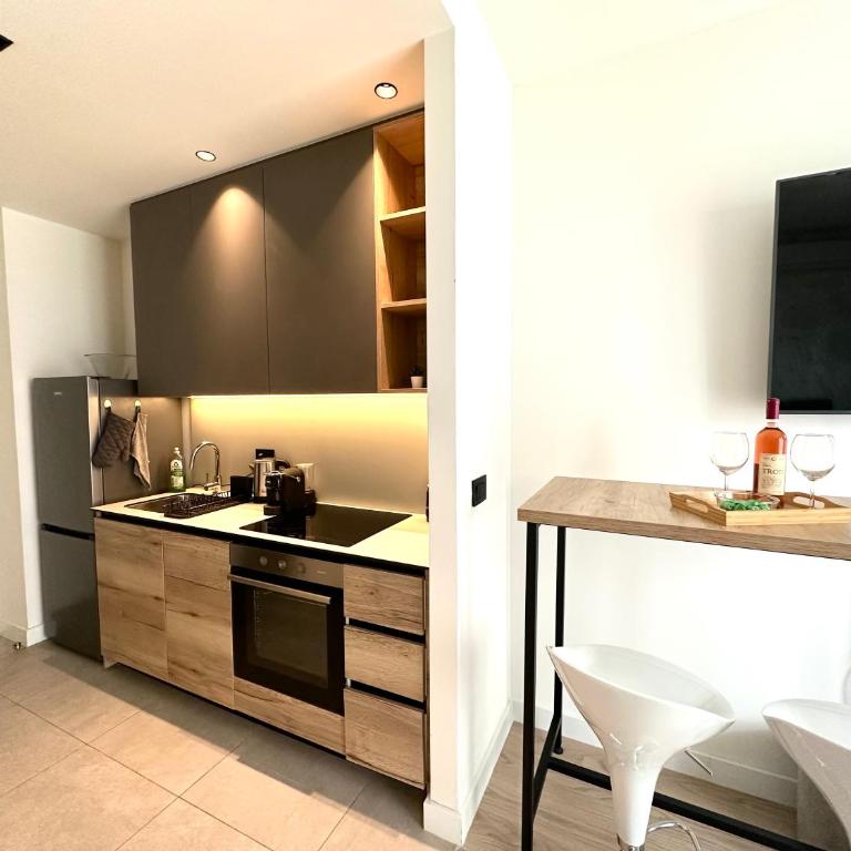 River Sight Studio - BW SIMPHONY - One-Bedroom Apartment - 9