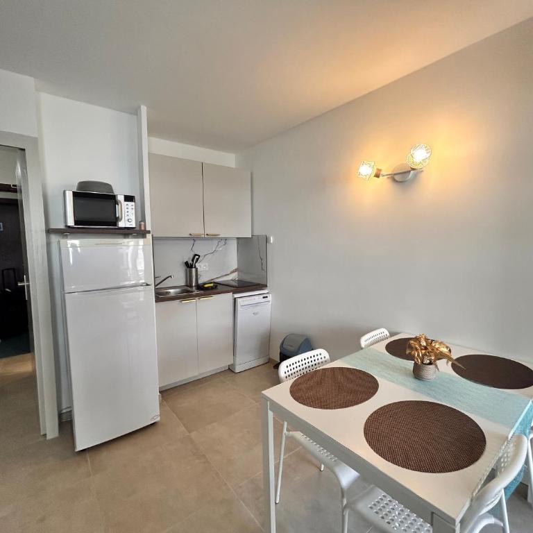 Paradis- 4 PERS, Neuf, Hyper centre ! Plage à 2 mn- Climatisé - Apartment mit 1 Schlafzimmer - 14