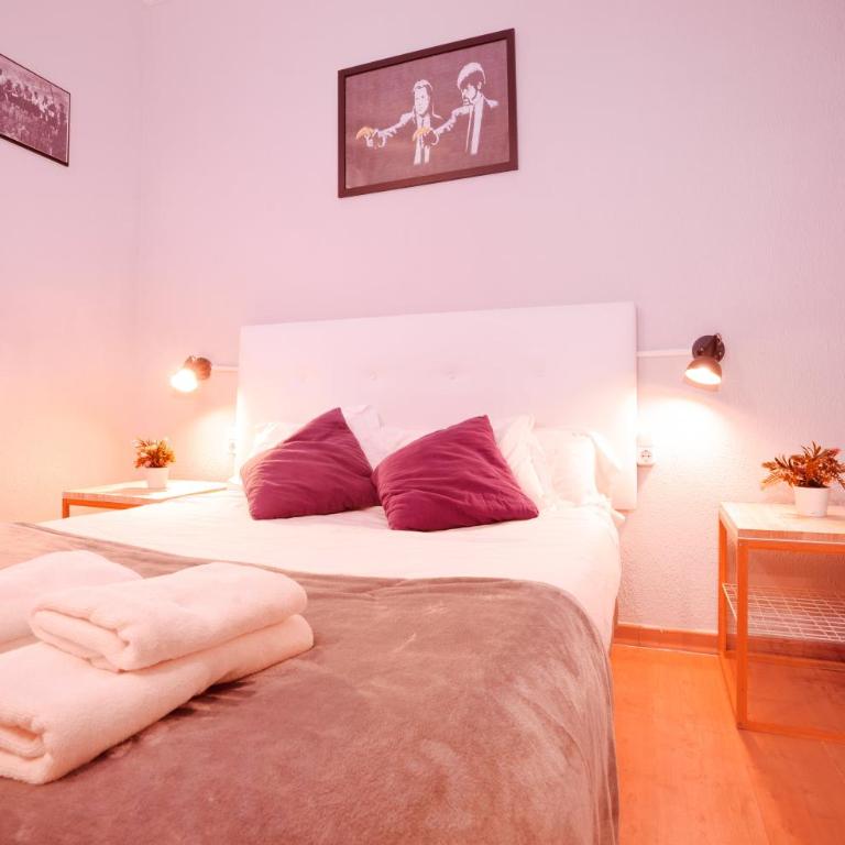 Wow Hostel Barcelona - Standard Double Room with Shared Bathroom - 1