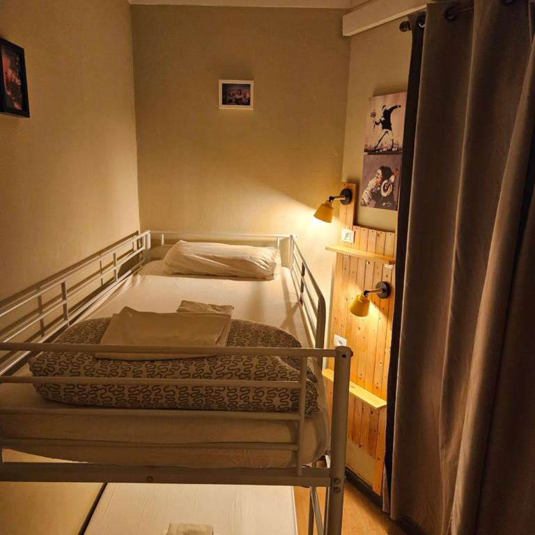 Wow Hostel Barcelona - Economy Twin Room with Shared Bathroom - 2