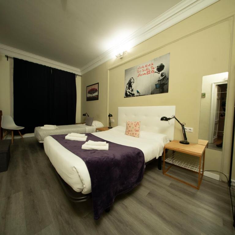 Wow Hostel Barcelona - Triple Room with Private Bathroom - 3