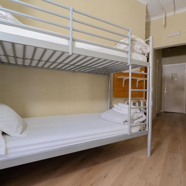 Wow Hostel Barcelona - Twin Room with Bunk Beds with Private Bathroom - 2
