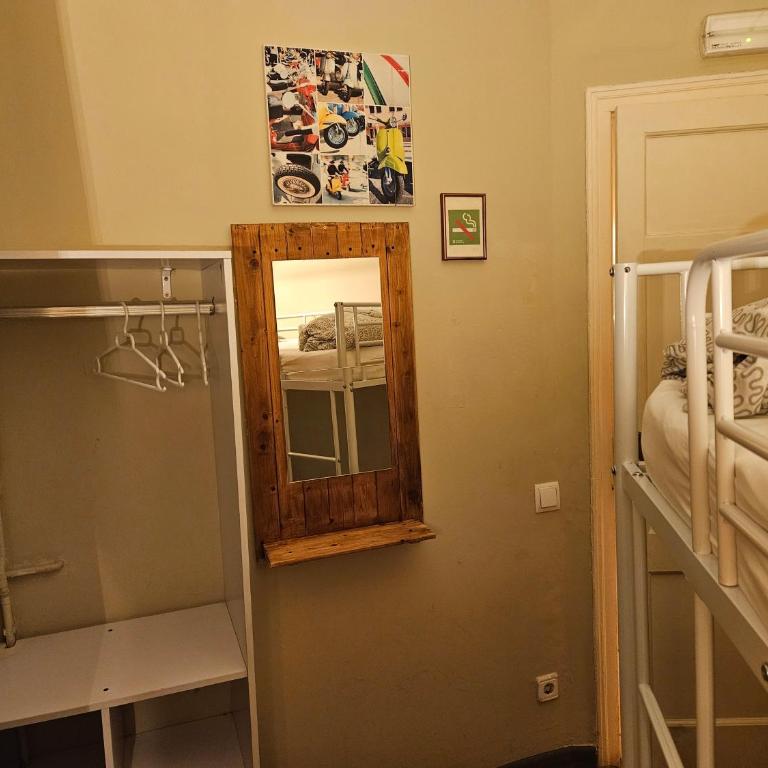 Wow Hostel Barcelona - Economy Twin Room with Shared Bathroom - 3