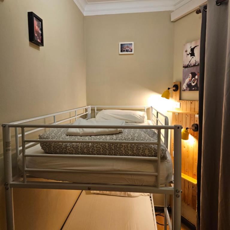 Wow Hostel Barcelona - Economy Twin Room with Shared Bathroom - 4