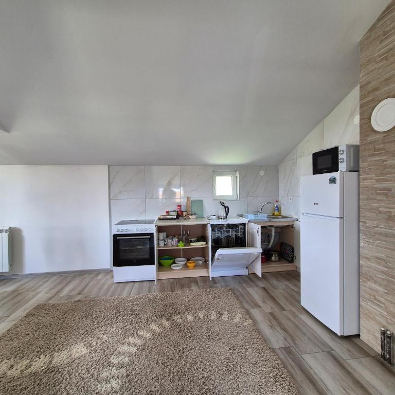 Peaceful 2BR Apt with Ultra-Fast WiFi - Two-Bedroom Apartment - 21