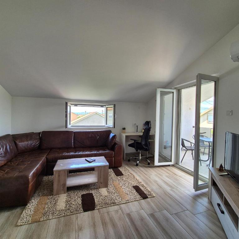 Peaceful 2BR Apt with Ultra-Fast WiFi - Two-Bedroom Apartment - 8