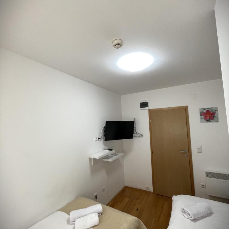 Gaia Aparthotel near Airport - Dvokrevetna Soba sa Bračnim Krevetom - 3