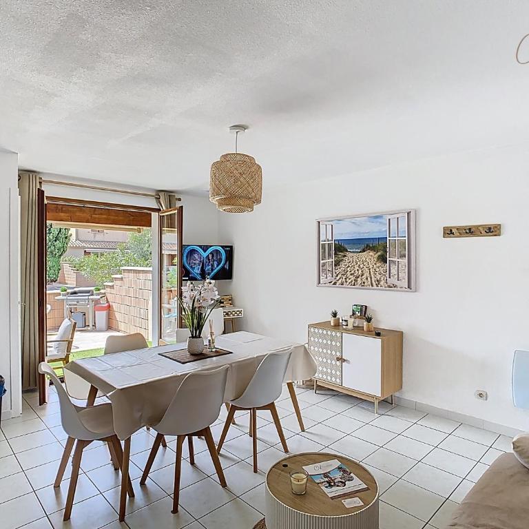 Maison "Douceurs d'Été " Maison de vacances bord de mer à Vias plage - 600m de la plage et du Canal du Midi - Piscine résidentielle, wifi fibre, Activités et Loisirs - Maison 2 Chambres - 5