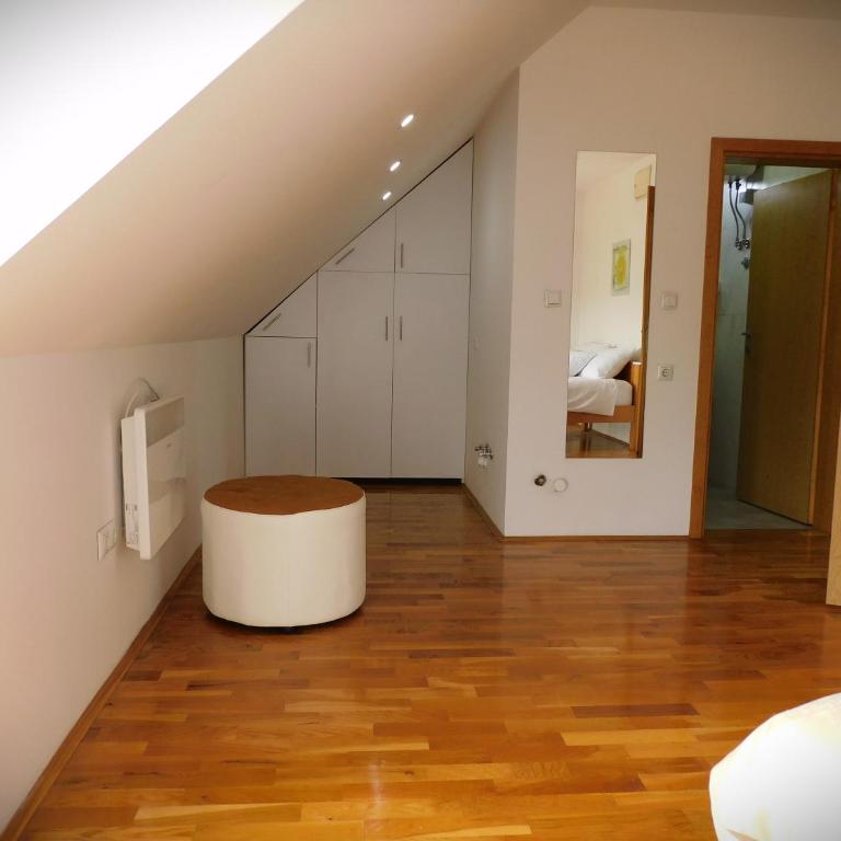 Gaia Aparthotel near Airport - Dvokrevetna Soba sa Bračnim Krevetom i Balkonom - 8