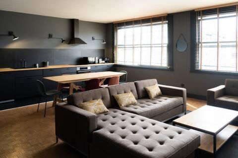 Amazing appartements on Champs-Elysées - Three-Bedroom Apartment with View - 10