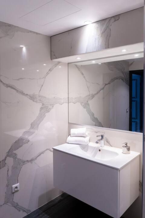 Amazing appartements on Champs-Elysées - Three-Bedroom Apartment with View - 1