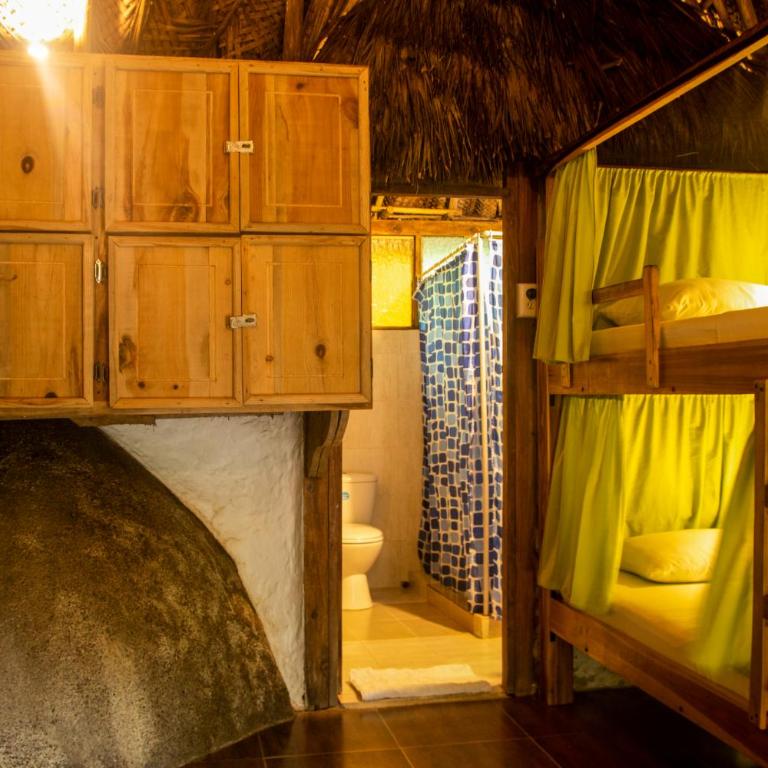 Eco Hostal Yuluka - Habitación Compartida Mixta de 8 camas - 8
