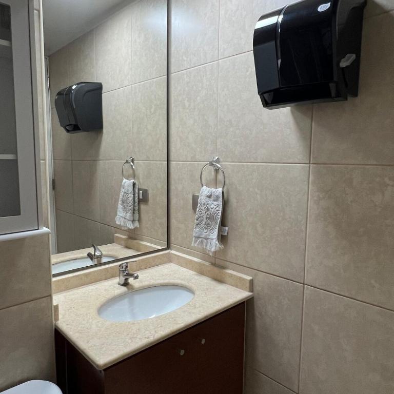 Cómodo y céntrico departamento de 3 dormitorios y 2 baños - Apartamento de 3 dormitorios - 9