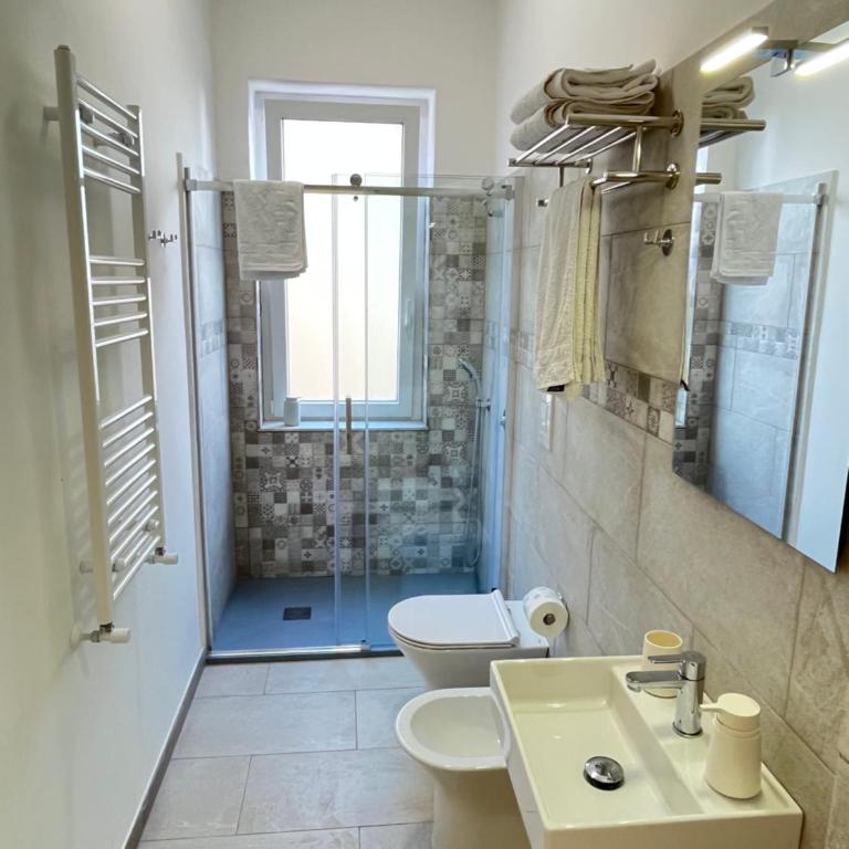Bella Vita Palermo - Camera Matrimoniale/Doppia con Letti Singoli con Bagno Privato Esterno - 11