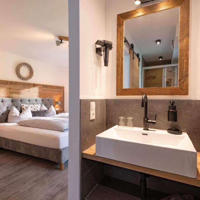 Pension Edelweiss - Doppelzimmer mit Dusche - 21