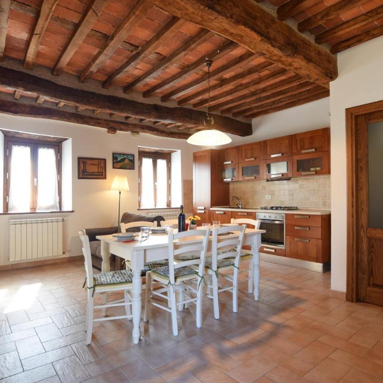 Cozy Home In Camaiore With Wifi - Ferienhaus mit 4 Zimmern - 5