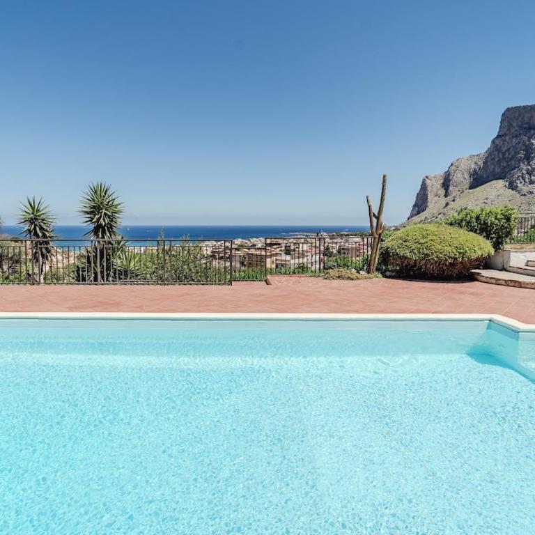 Pool & Panoramic Villa - 9 mins city center - Two-Bedroom Villa - 40