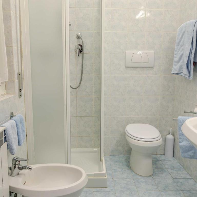 Hotel POSTA - Comfortable Stay in Ventimiglia - Camera Matrimoniale con Balcone - 12